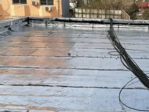 隆昌卫生间漏水维修公司分享下隆昌屋面楼顶防水刚性防水层施工要点。